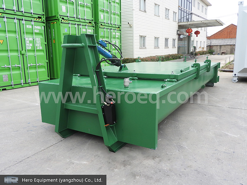 How do hook lift bins prevent waste leakage?