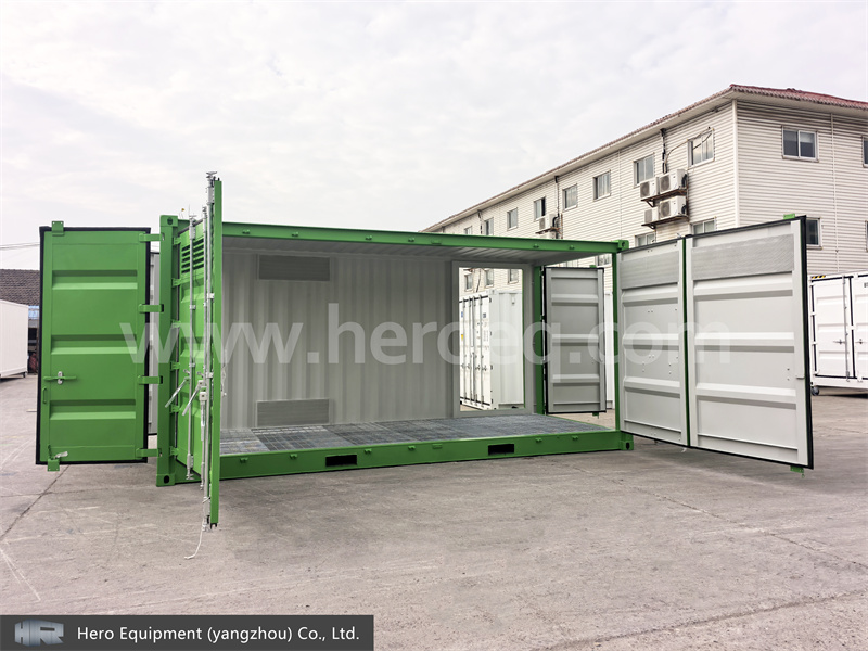 What safety features must a dangerous goods container have？