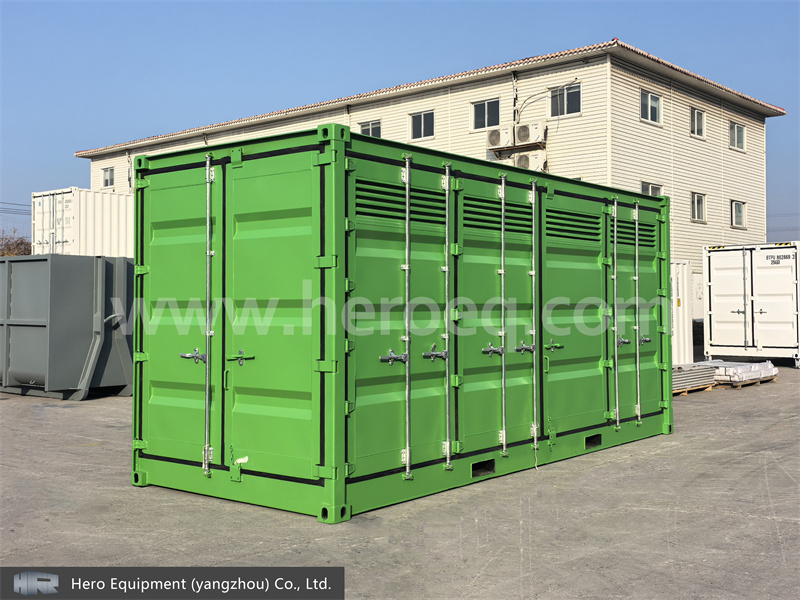 What safety features must a dangerous goods container have？