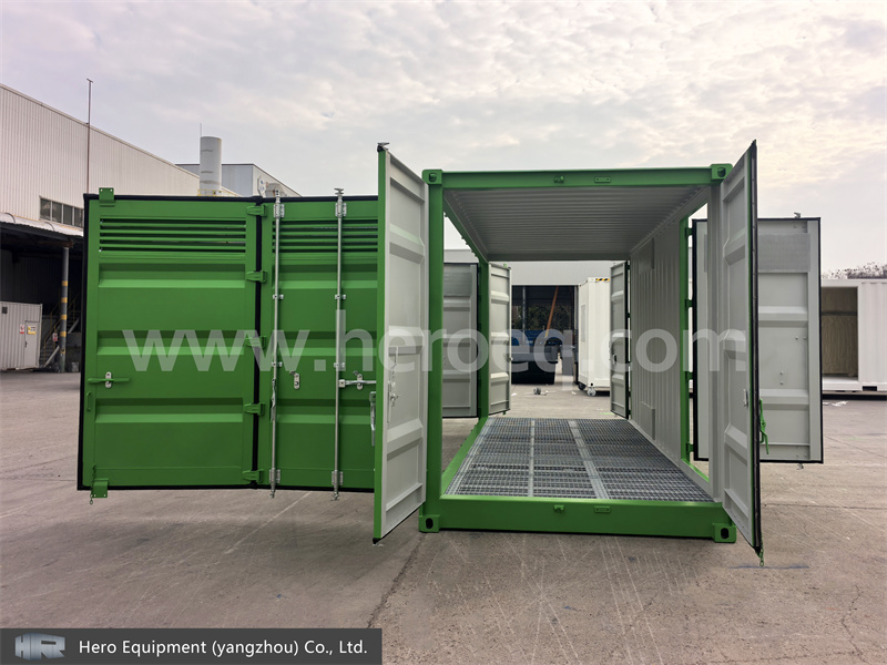 What safety features must a dangerous goods container have？