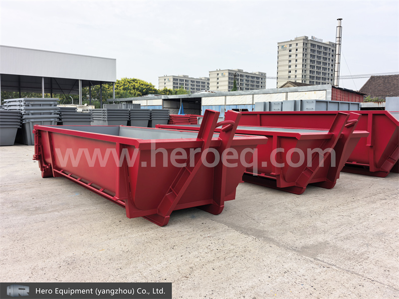 What are the characteristics of the materials used for hook lift bins?