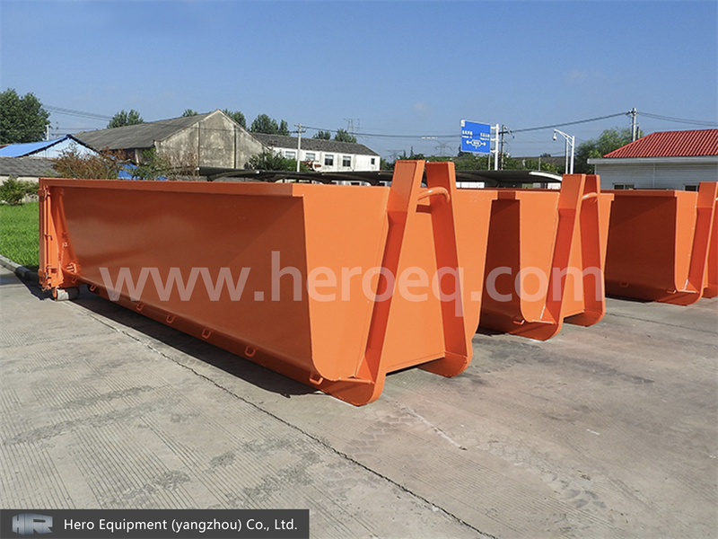 What are the advantages of using wear-resistant steel plates for the body of a hooklift bin?