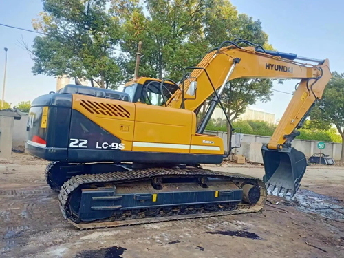 Used Hyundai 220 excavator features a robust and durable construction