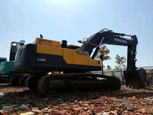 Inspecting ROPS and FOPS Structures on Used Caterpillar Excavators