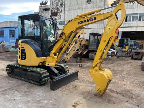 Inspecting Hydraulic Cylinder Rods on Used Caterpillar Excavators