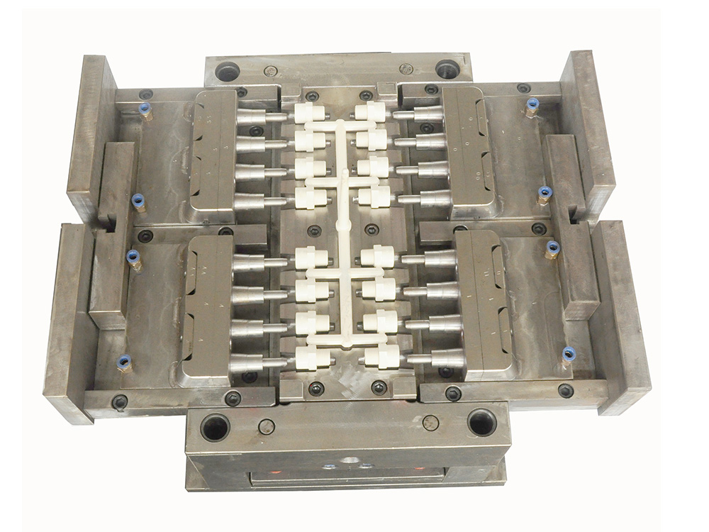 Пресс-форма для фитинга с наружной резьбой из ПВХ