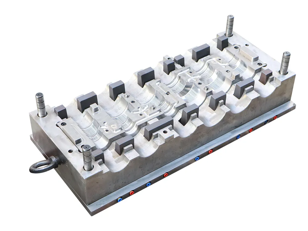 PVC:tä supistava kulmaputken sovitusmuotti