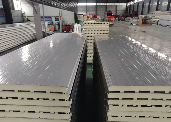 Wear-resistant and heat-insulating aluminum tiles