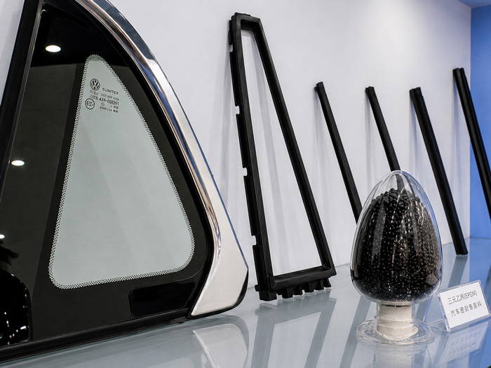 Car triangle window