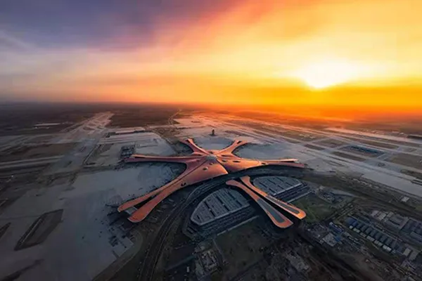 凤凰散布翅膀，建立了蓝天的梦想。龙以无敌的精神启航。