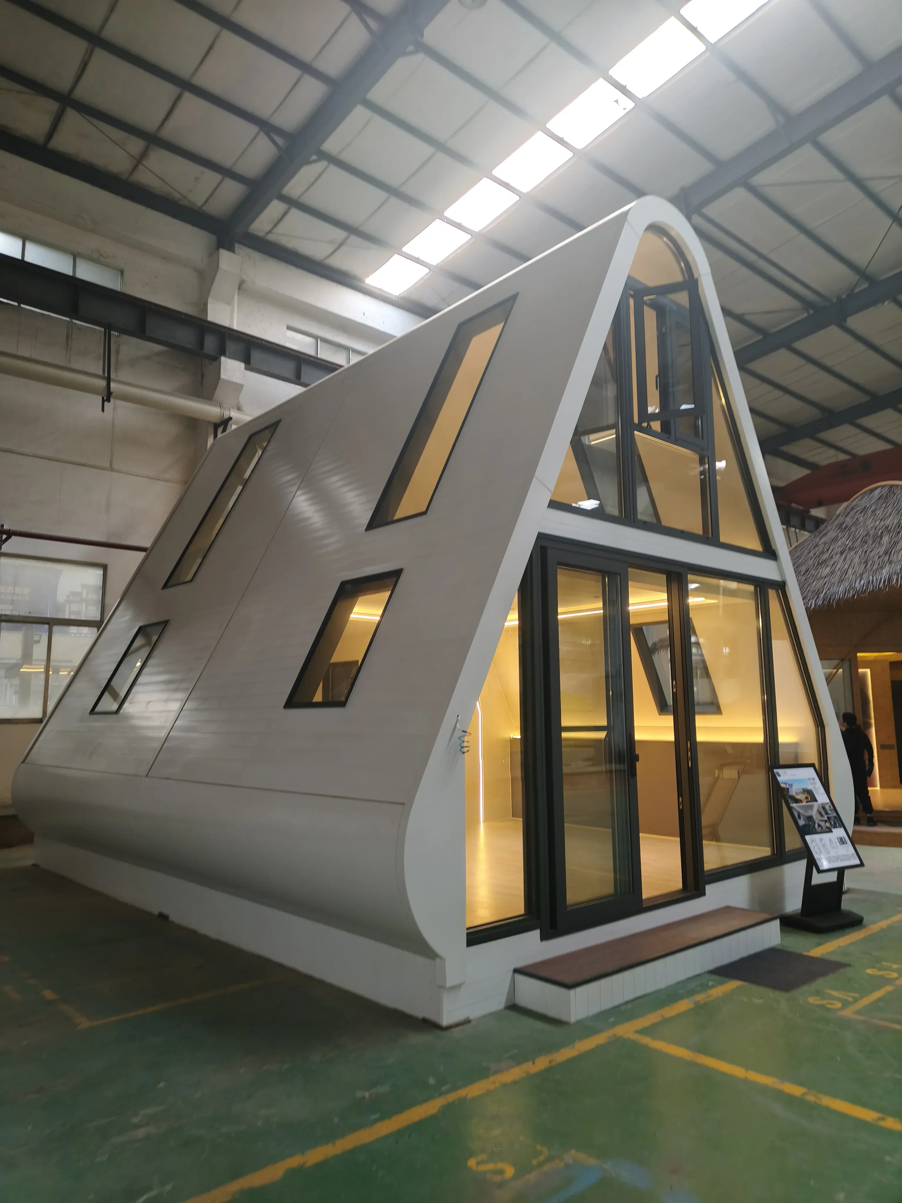 Beautiful Villa Luxury Modern Aluminum Structure Modular Prefab Container House for Hotel Use with Customized Shape Waterproof
