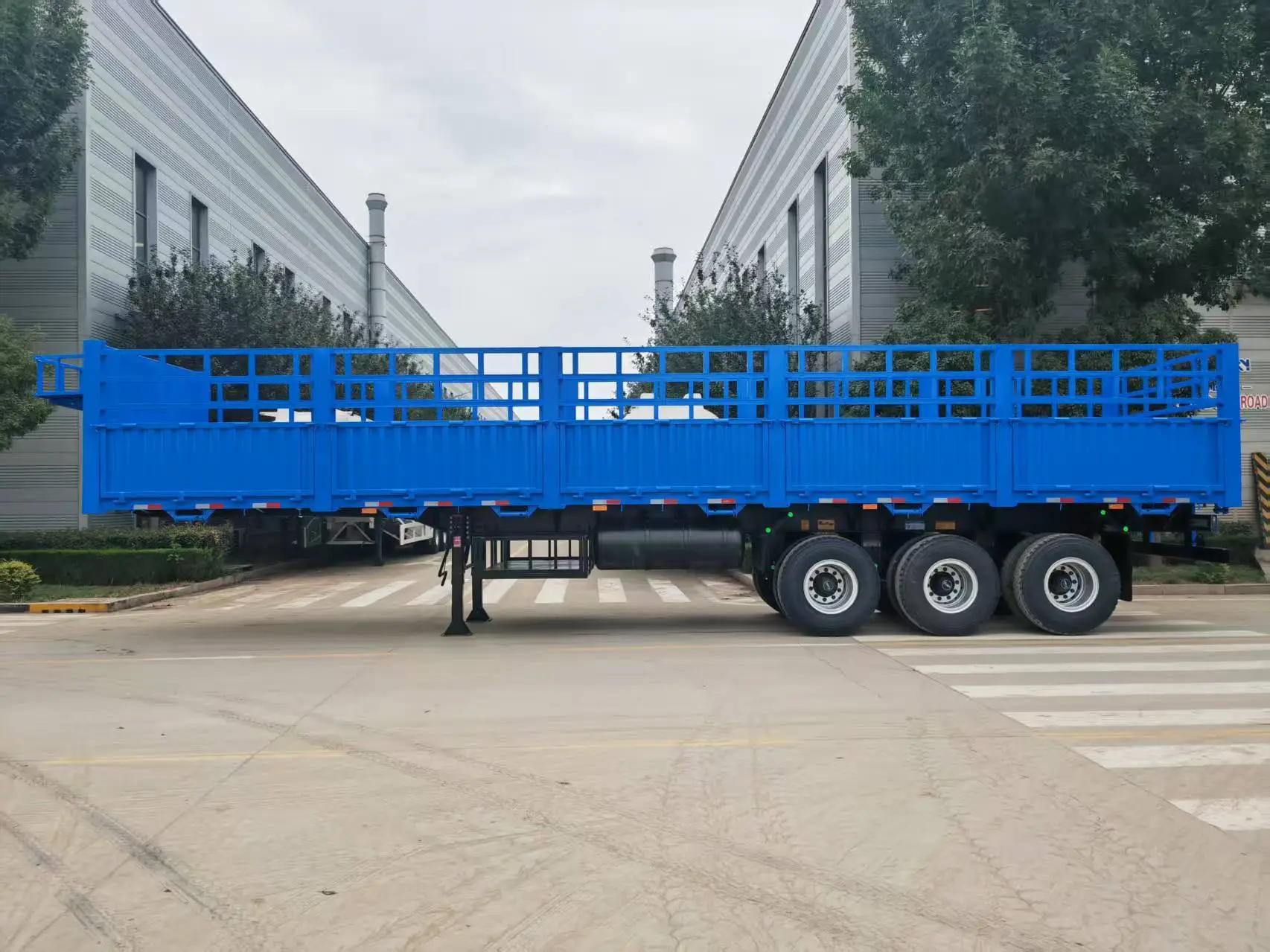 Three-Axle Distribution Semi-Trailer