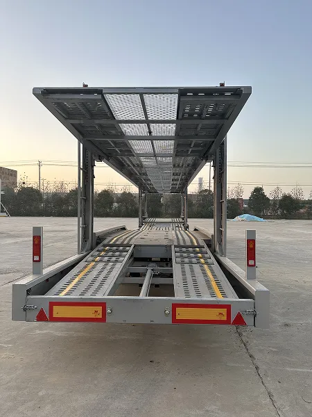 Remolque portacoches cerrado para exportaci&oacute;n y entrega segura de veh&iacute;culos