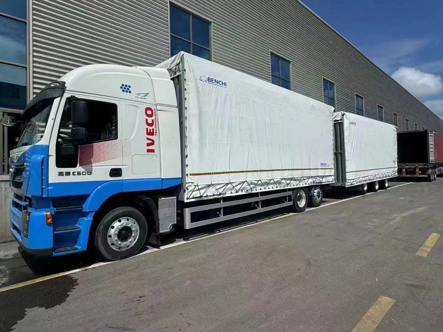 China Curtain Side Vehicle Export Model