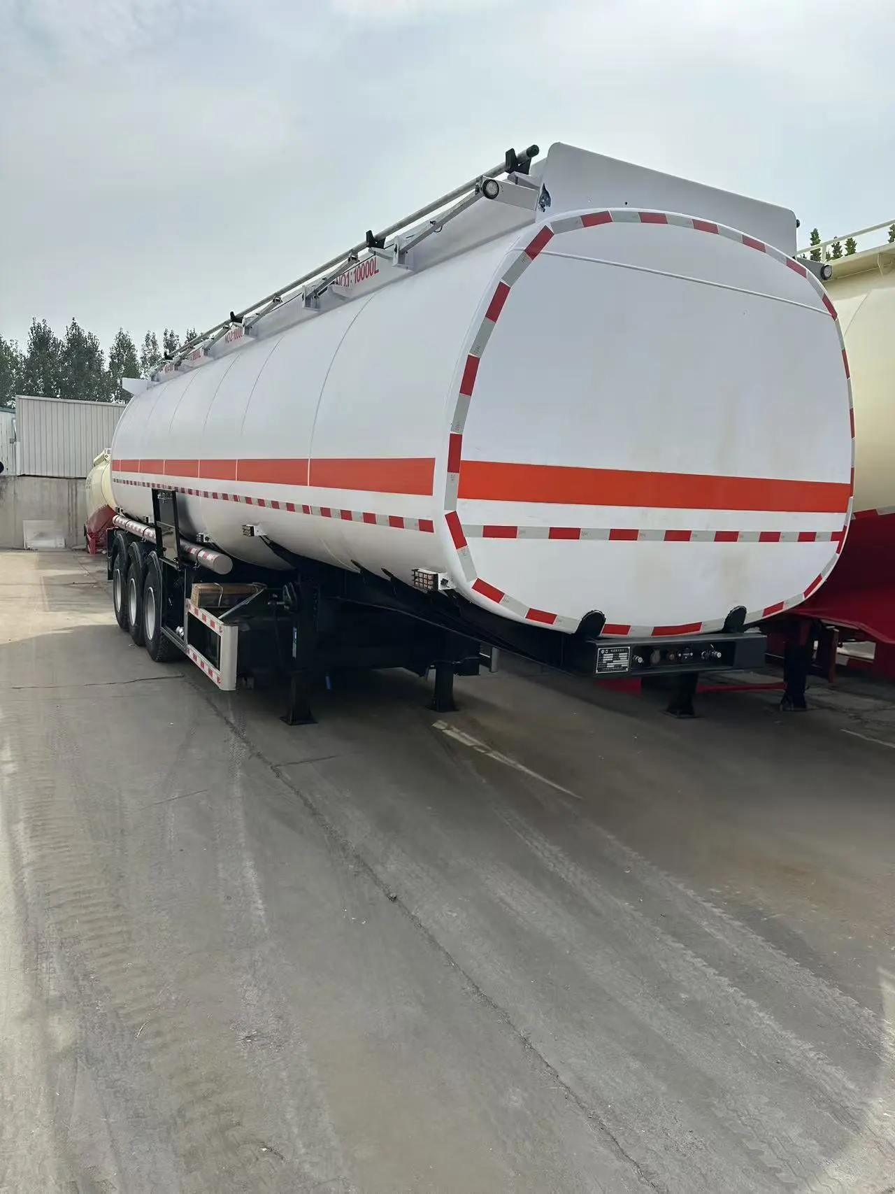 Oil Tanker Truck for Fuel Delivery