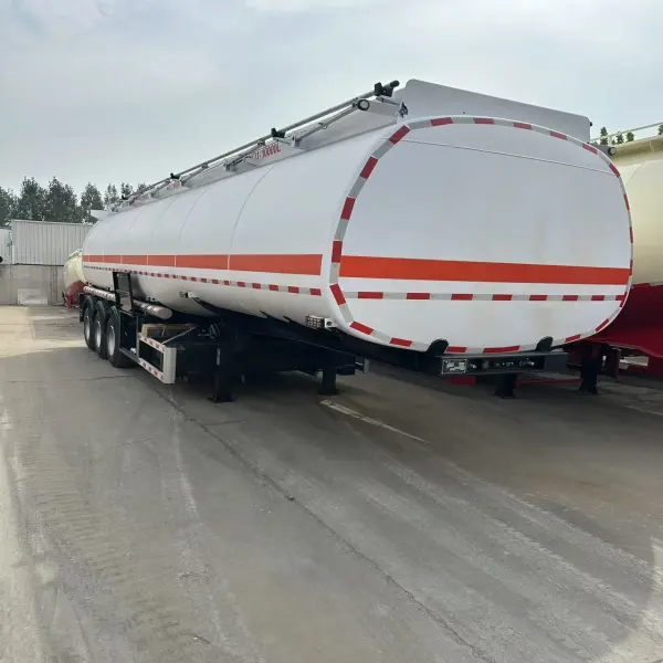 Oil Tanker Truck for Fuel Delivery
