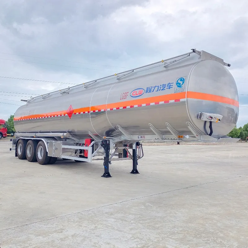 Cami&oacute;n cisterna de combustible semirremolque 48,3 CBM