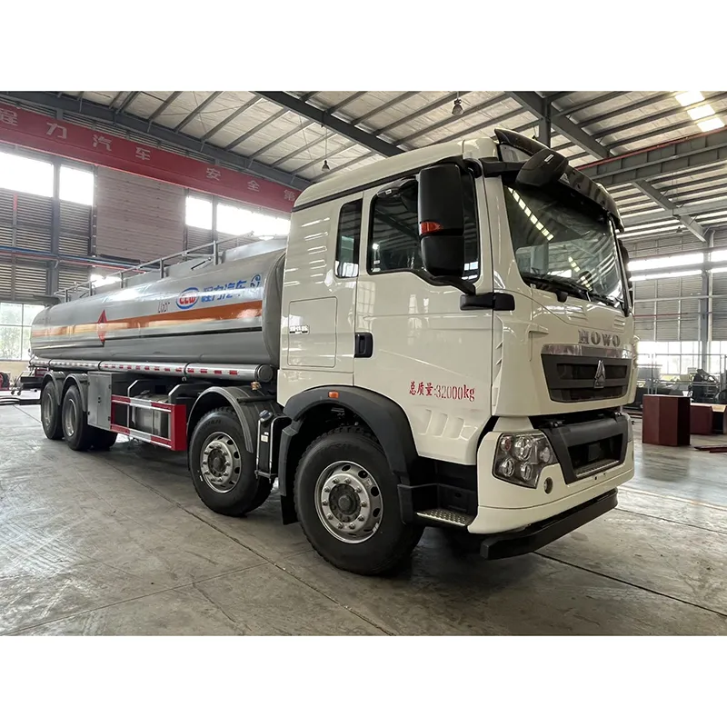 Cami&oacute;n de transporte de combustible Haowo TX5 24 CBM