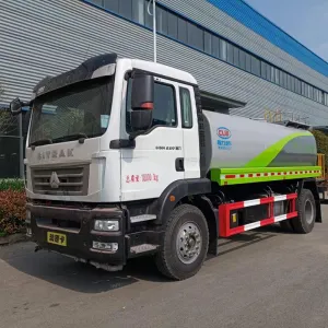 Cami&oacute;n aspersor ecol&oacute;gico SINOTRUK Sitrak 13,6 m&sup3;