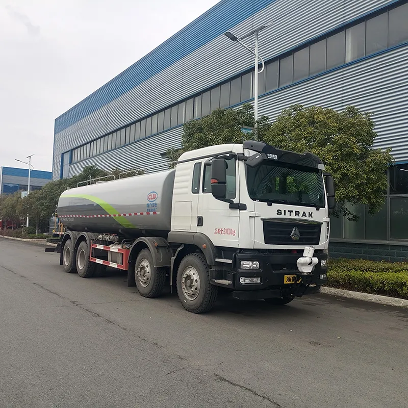 Sinotruk 8&times;4 Series 25.08m&sup3; Green Sprinkler Truck