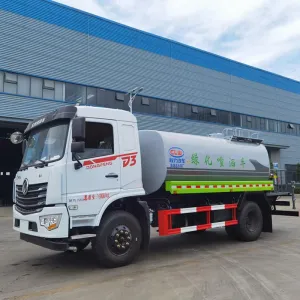 Cami&oacute;n aspersor verde Dongfeng 11,900L