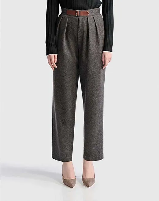 ケニーウールはスリムなズボンをプリーツしました