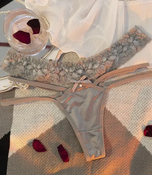 GY-544 New French-style low-waist thong with lace trim and pearls
