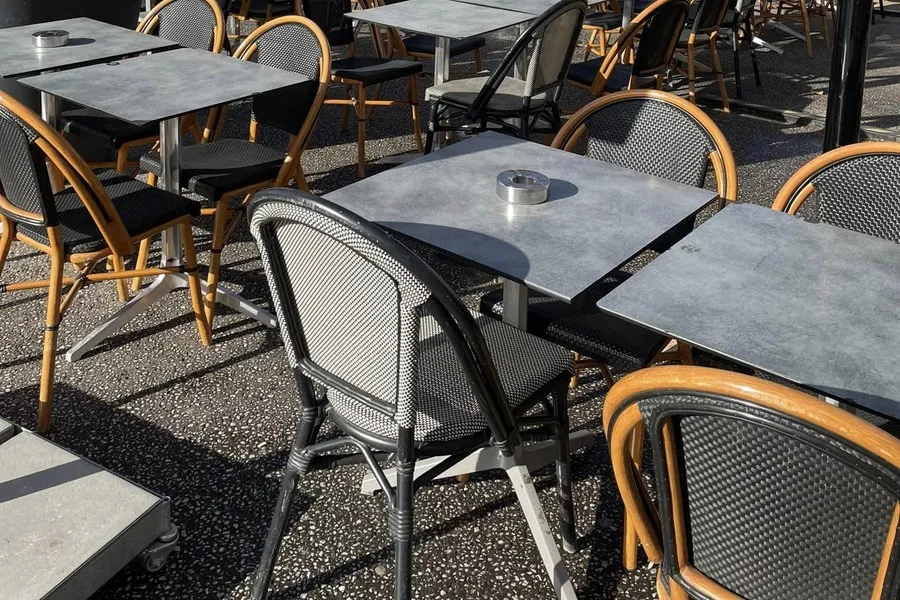 Une bonne vie commence avec un ensemble de tables et de chaises d'extérieur