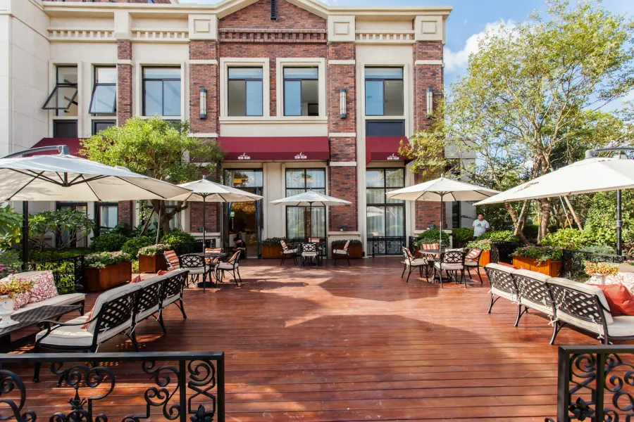 Outdoor cast aluminum lounge tables and chairs