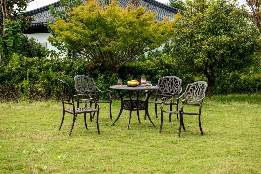 Combinaison table et chaise d'extérieur, une beauté inattendue.