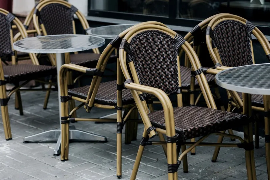 Pourquoi la couleur de base de la plupart des meubles d’extérieur est-elle plus foncée ?
