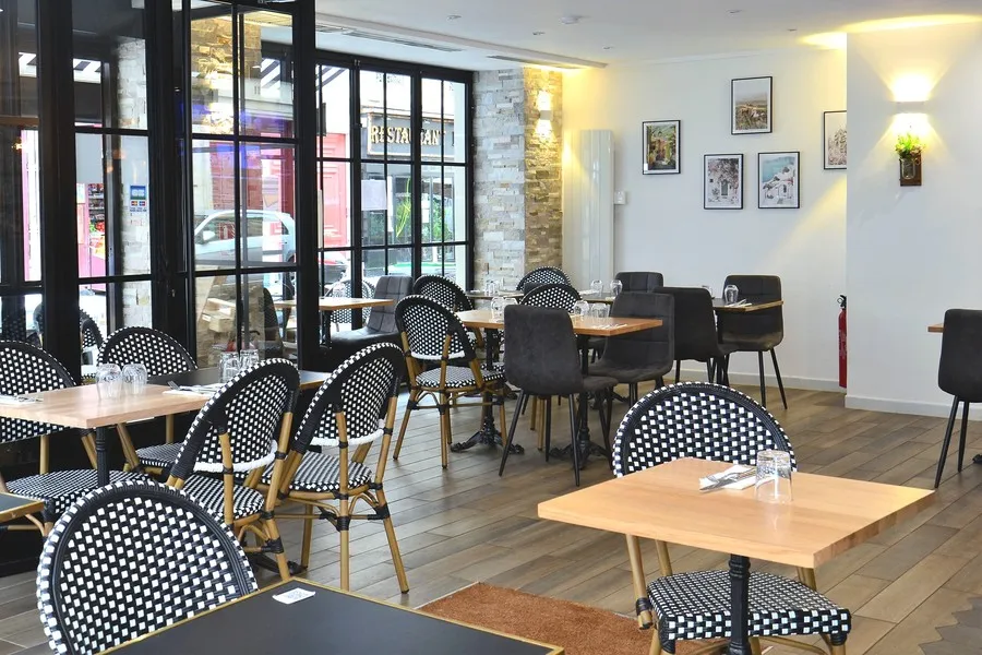 Tables et chaises en rotin, loin de l'agitation, profitez d'une vie chaleureuse et décontractée
