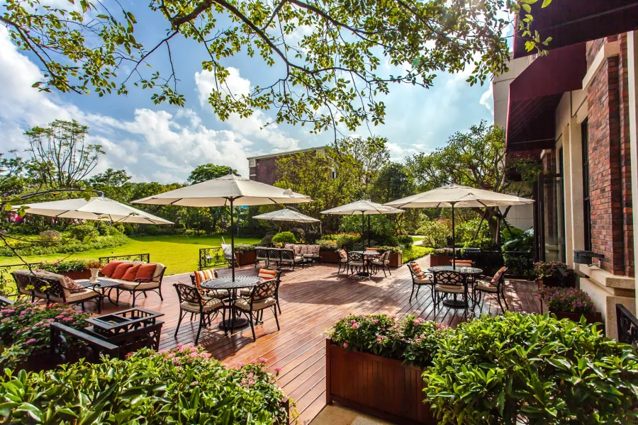 The main materials and characteristics of outdoor furniture