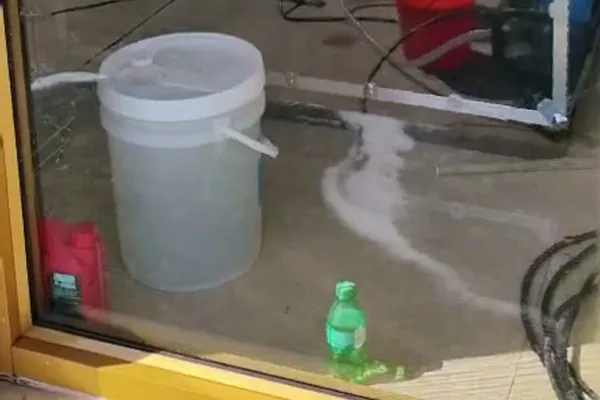 Testing of SKY TECH's independently developed glass curtain wall cleaner