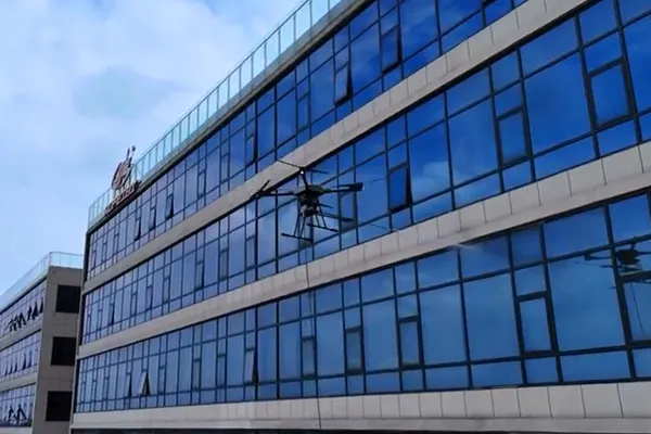 The "aerial cleaners" of the low-altitude economy have been launched: drone cleaning is flourishing in multiple locations, with applications in both building and photovoltaic sectors.