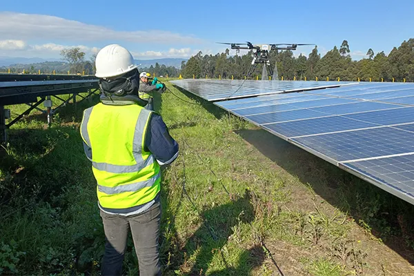 Colombian customers have conducted actual tests on the cleaning drone. The results for cleaning photovoltaic panels and buildings have been highly positive.