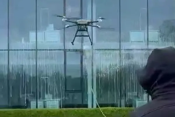 Czech customer feedback: Drone cleaning technology successfully applied to building exterior cleaning
