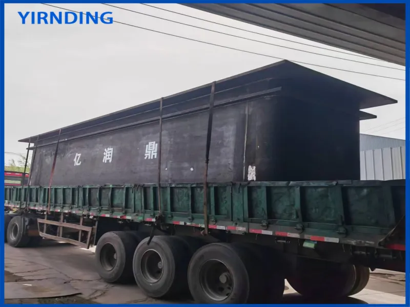 Flat-bottomed zinc pot with rounded edges