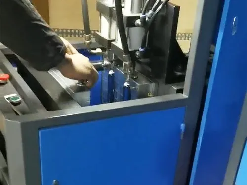 Halbautomatische 3-Liter-Blasformmaschine