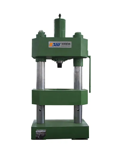 Presse hydraulique &agrave; quatre colonnes et deux poutres