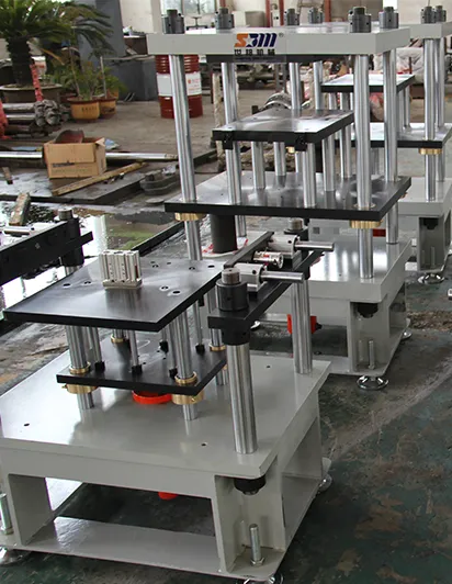 Prensa hidr&aacute;ulica de tr&ecirc;s vigas e quatro colunas