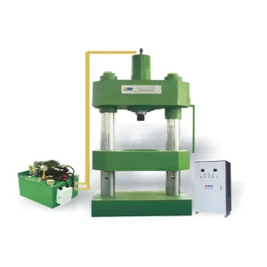 Presse hydraulique &agrave; quatre colonnes et trois poutres