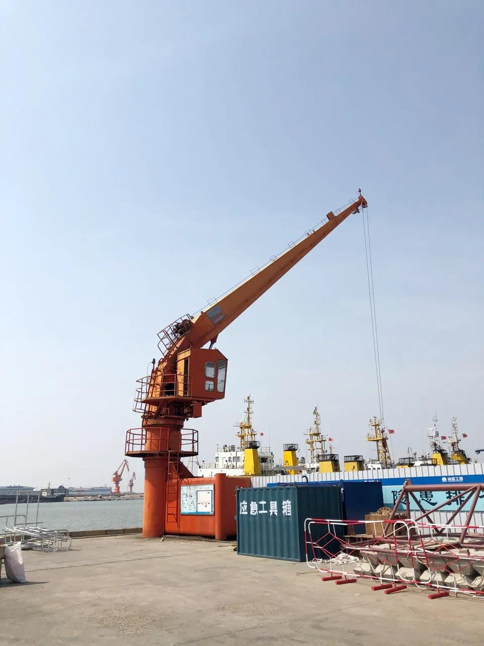 deckcrane-1.jpg