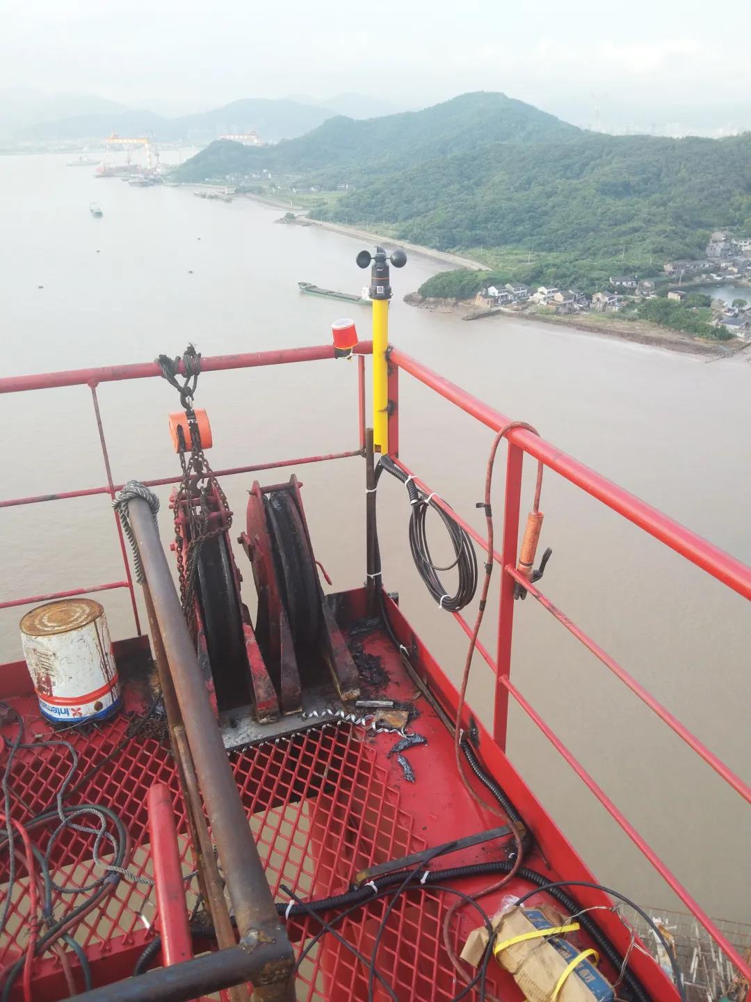 Piling Ship crane anemometer.jpg