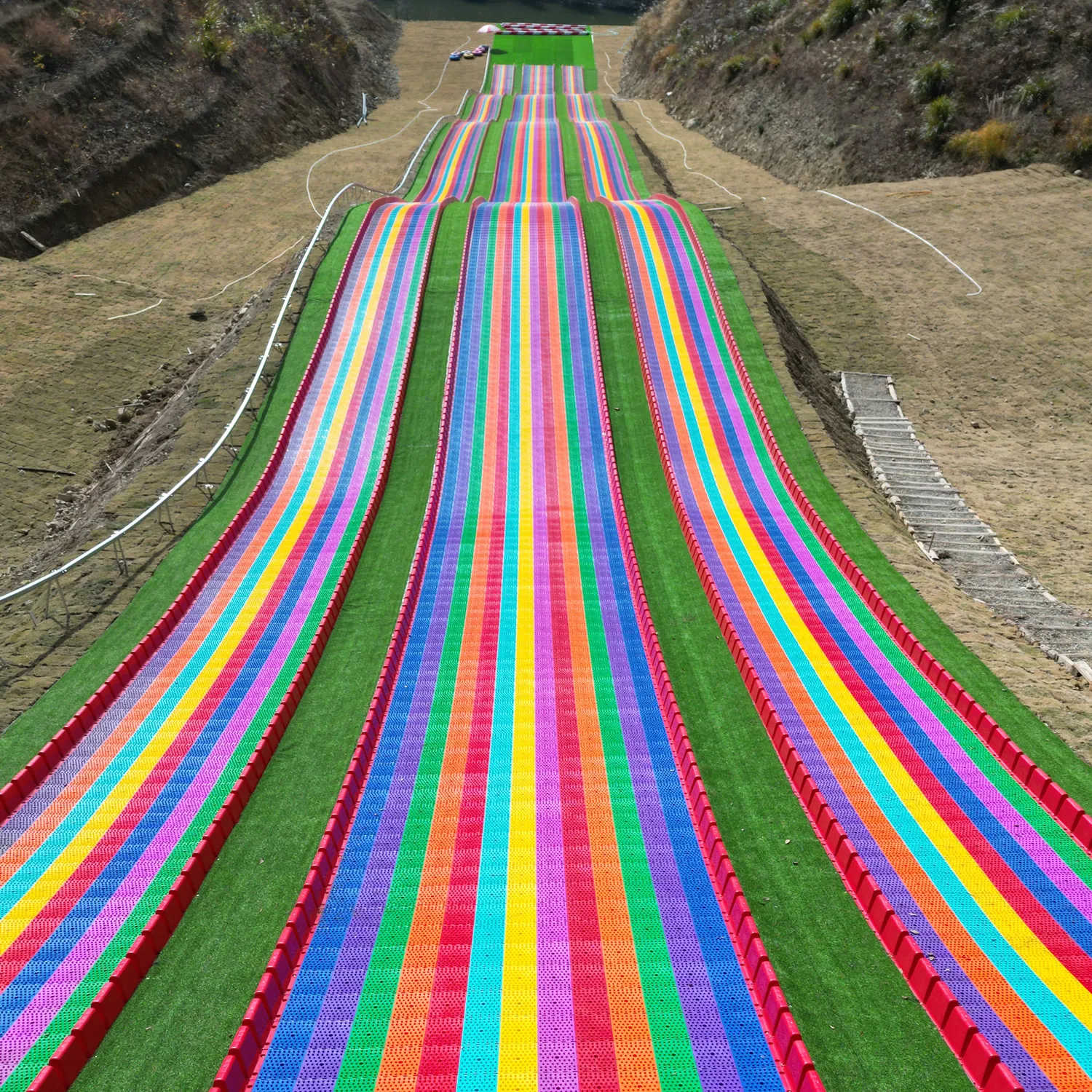 Outdoor Amusement Park with Ski Circle No Power Plastic Security Sliding Ski Grass rainbow Slide Plastic