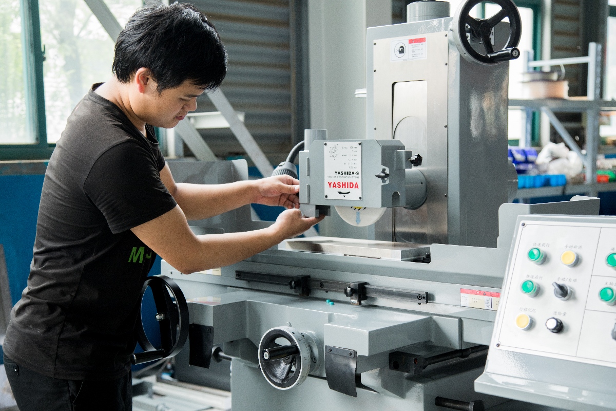 Surface grinding machine 