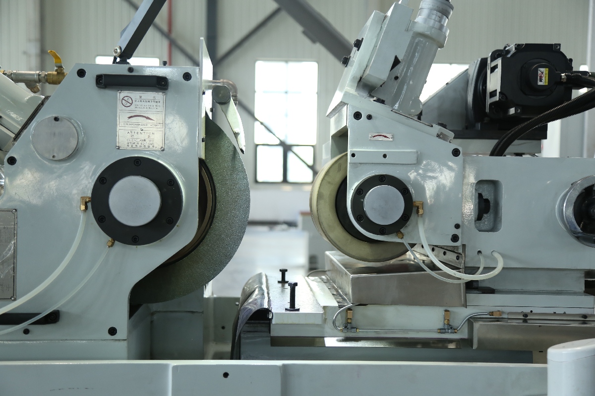 centerless grinding machine