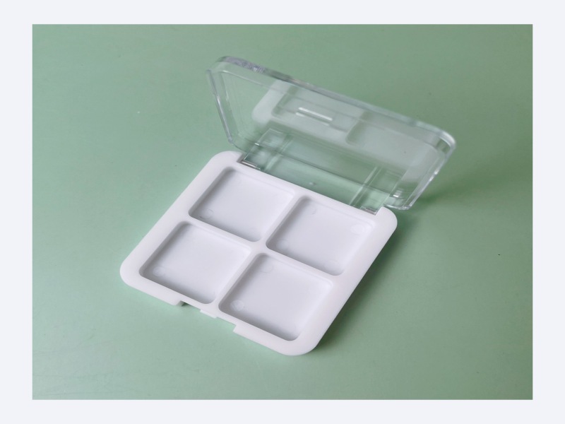 투명 뚜껑이 있는 4칸 아이섀도우 박스 XQ93605