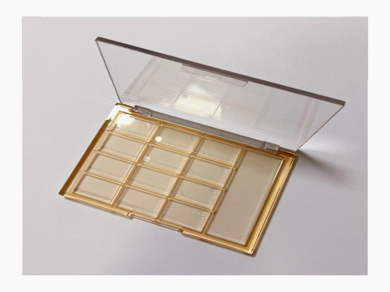 13개의 수납칸이 있는 아이섀도 박스 XQ93503