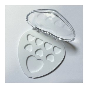 กล่องอายแชโดว์รูปหัวใจ 8 สี XQ94902